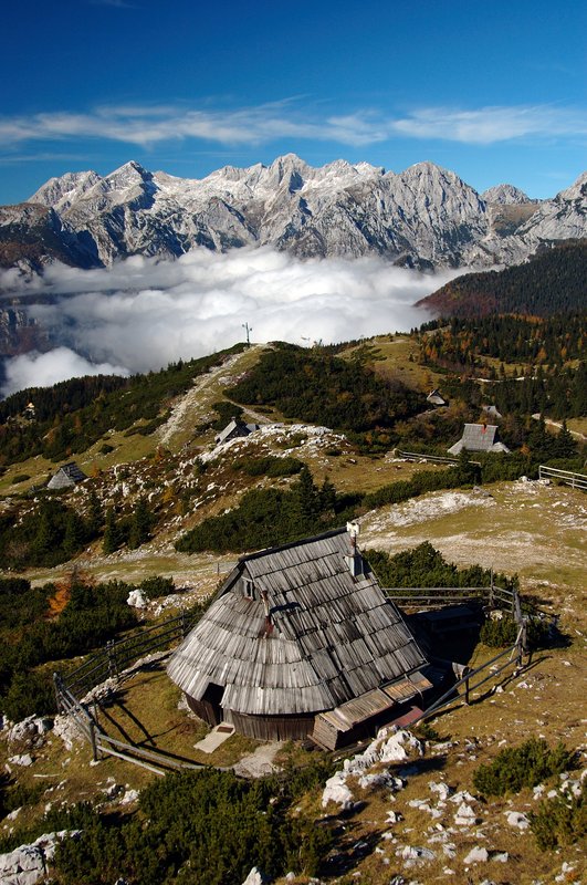 Velika planina 山區<br>坐上開放式的滑雪纜車上，腳底下的牧羊人山屋，與層層山嵐的雪山歷歷在目。<br/>