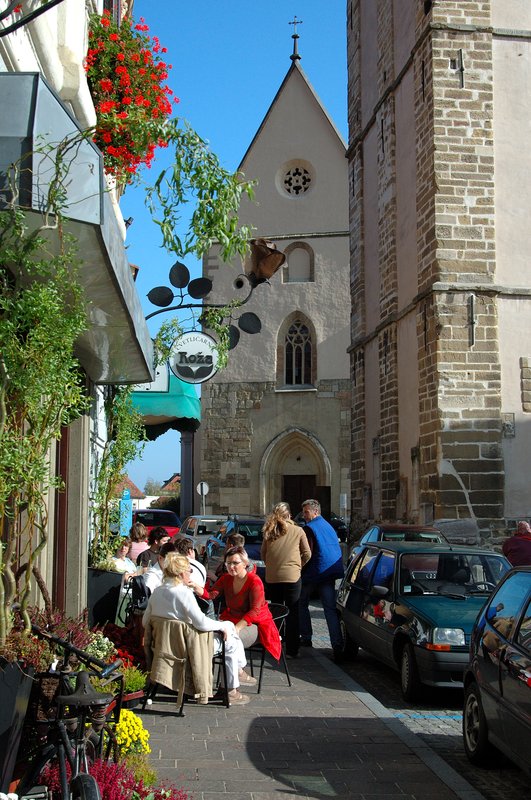 Ptuj 小城<br>標準的歐洲小鎮，陽光綠葉紅花，戶外用餐的人們，遠處的教堂，十分悠閒的生活環境。<br/>