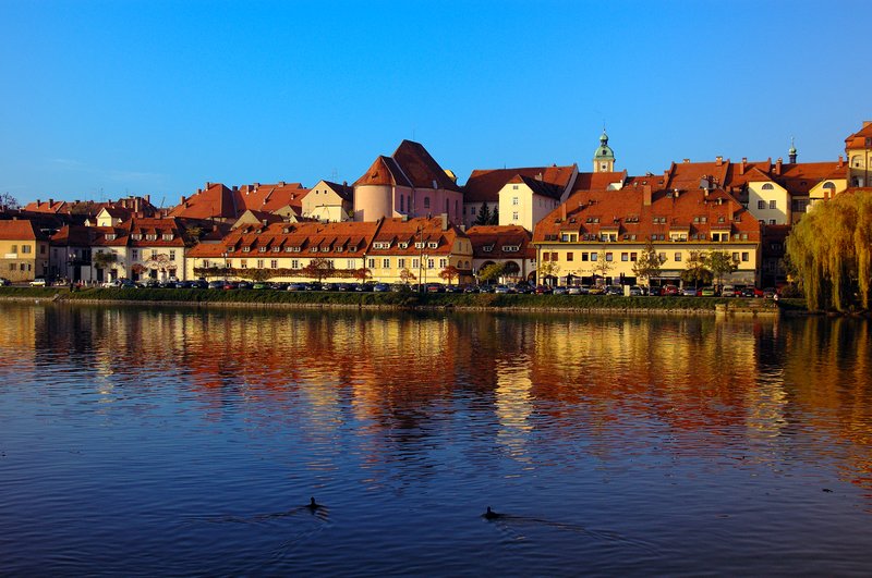 Maribor 舊城<br>河邊的舊城老房子，在藍天與昏黃的陽光襯托下，長的有點像布拉格。<br/>