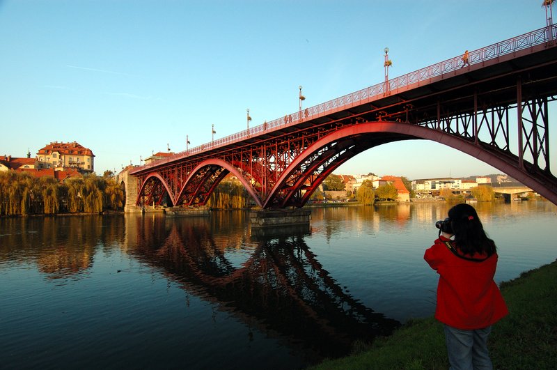 Maribor 舊城<br>感謝團友姚同學熱情贊助紅色背影。<br/>