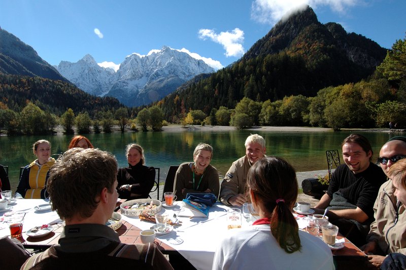 Jasna Lake高山湖泊<br>湖畔的餐廳，一群人熱鬧的聚餐，很大方的讓我拍個不停。<br/>