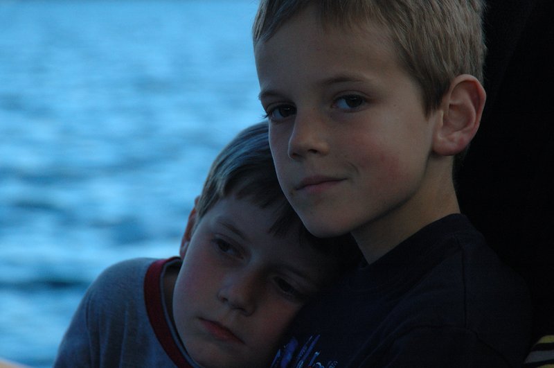 Lake BLED不累的湖<br>遊湖的小船裡，兩兄弟依偎在父親的懷裡。<br/>