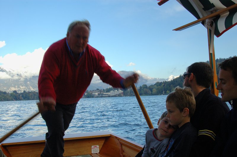 Lake BLED不累的湖<br>20多人共乘貢多拉(Gondola)小船，阿伯吃力的划著，回程時他要求一些人改乘機動船，減少負荷。<br/>