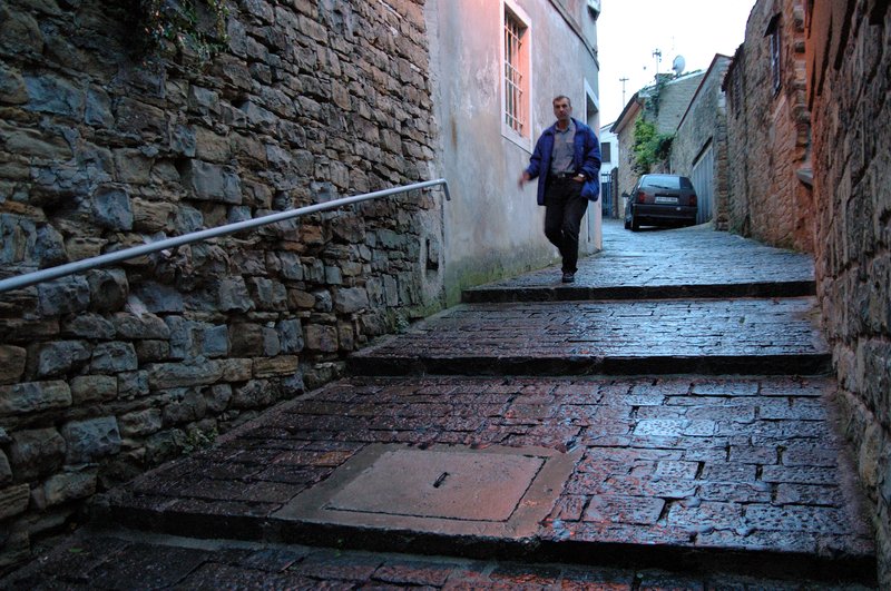 Piran 海邊小鎮<br>微弱而昏黃的燈光映在小鎮的石板路上，非常有質感。<br/>