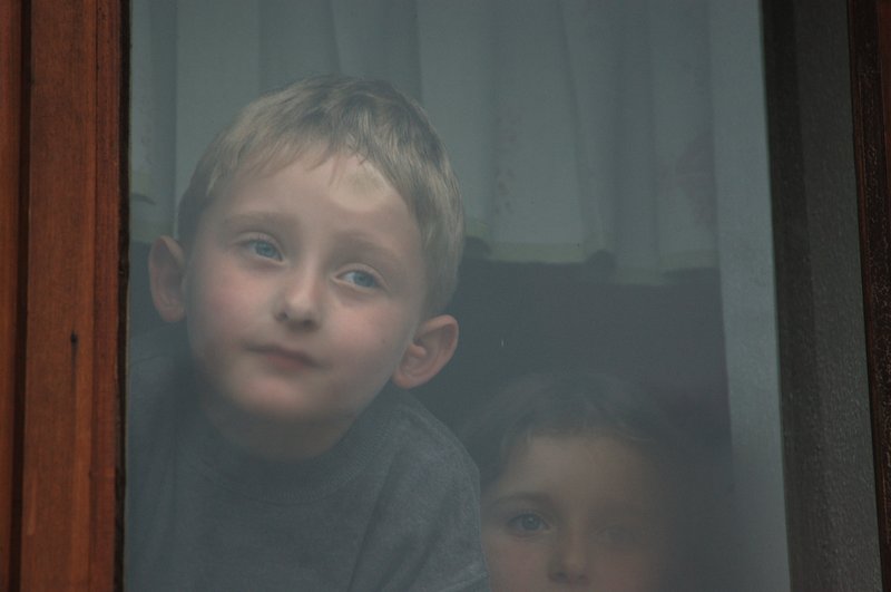 korte 小鎮<br>中午時分，我們拜訪這個臨海的山上小鎮，小到我們找不到地方吃午餐。團員跟路旁住家詢問用餐廳處，一對可愛的雙胞胎兄妹，透過窗戶觀看這群遠到的陌生人。<br/>