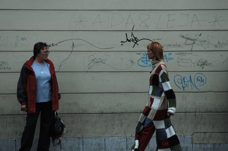Ljubljana 首都<br>對街等公車的婦人，背後牆面亂畫的有點好玩，我等待時髦的少女進入我的相片裡。<br/>