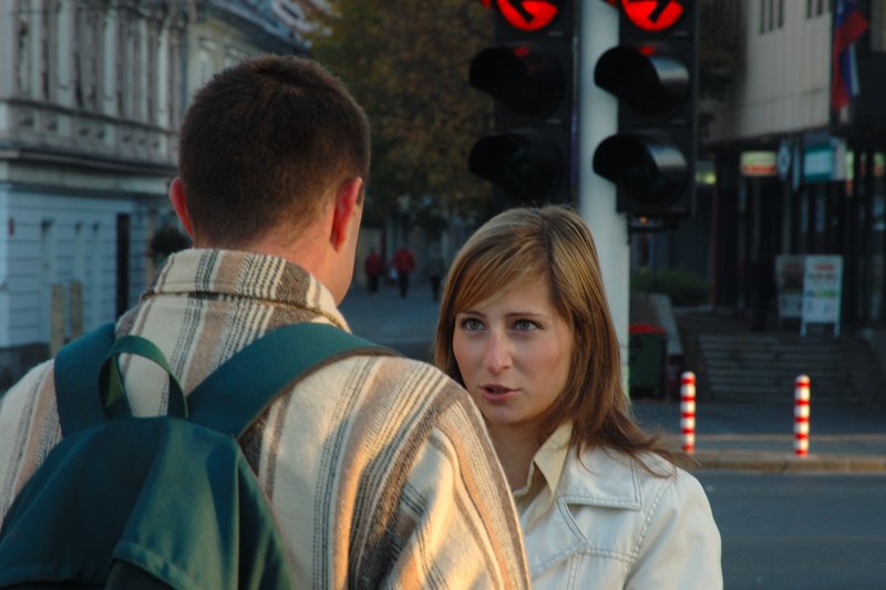 Maribor 舊城<br>上班時刻，這對戀人準備道別，我猜的。<br/>我遠遠就被女主角生動的表情吸引著，我走近他們然後舉起相機，瞬間拍下她自然的表情，來不及對她微笑道謝，我沒停下腳步便繼續我的旅途。<br/>