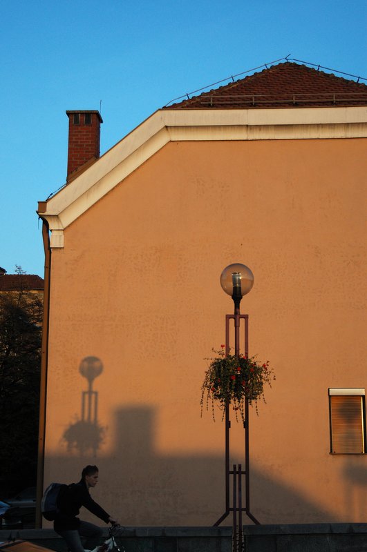 Maribor 舊城<br>駐足在對街，看著燈柱與映在牆上影子，我大概拍了10張，勉強捕住我要的感覺。<br/>