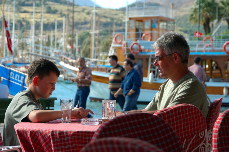 波德蘭Bodrum海邊<br>愛琴海邊，一對父子悠閒地打著撲克牌，從曬紅的臉龐看來，恐怕已經廝殺多日。<br/>