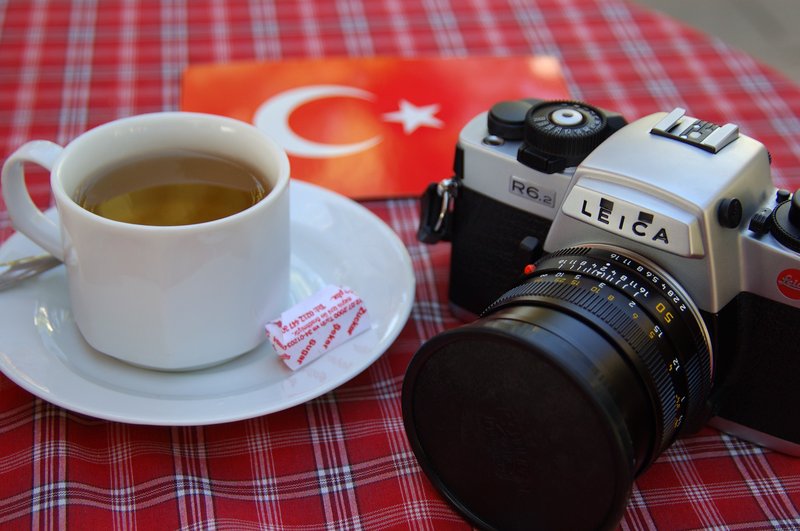 波德蘭Bodrum海邊<br>我和Leica閒閒的喝著蘋果茶。　　　　　　　　　　　　　　　　　　　<br/>