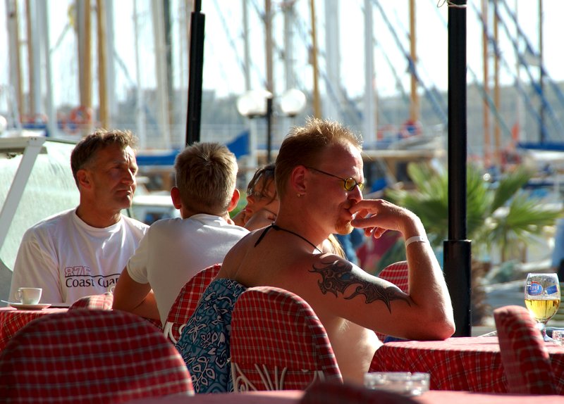 波德蘭Bodrum海邊<br>偷拍人像有時候是要冒點風險，不知道這位畫龍畫虎的仁兄，會不會發現後站起來走向我！<br/>