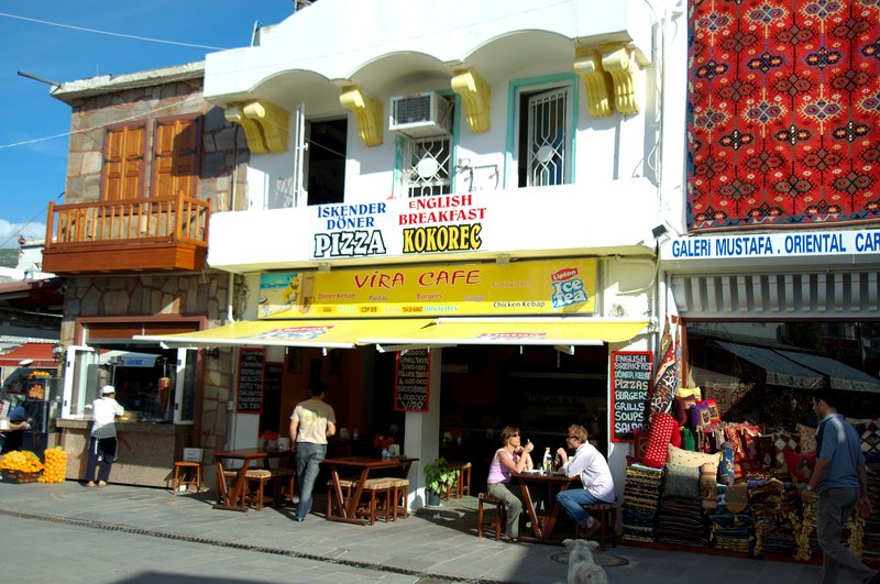 波德蘭Bodrum海邊<br>土耳其人是個愛喝茶的民族，街道隨處可見悠閒喝茶聊天的人們。<br/>