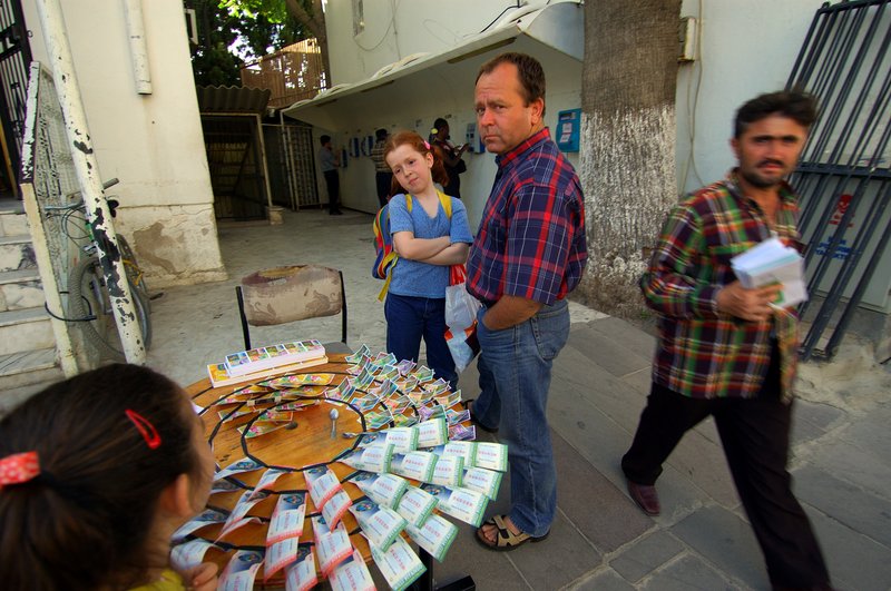 波德蘭Bodrum海邊<br>在回教國家中，土耳其算是很開放的。 當地人對拍照非常熱情，主動大方要你拍這個拍那個，甚至拍完還會遞上紙條要你寄上相片，像這位不太高興的爸爸倒是比較少見。<br/>