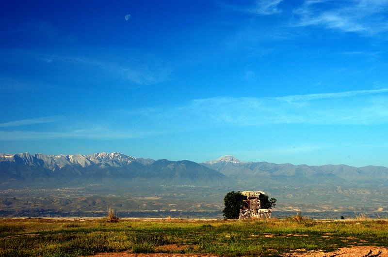 希拉波里斯Hierapolis<br>棉堡附近的一個古城，建於公元前190年，後來因大地震被毀，千年來一直被人遺忘，直到20世紀初,經考古學家發掘，古城再度重現世人眼前。<br/>