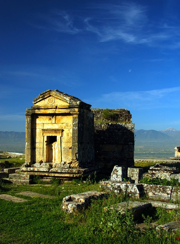 希拉波里斯Hierapolis<br>清晨金黃色的光線照在雕刻相當考究的石棺上，藍藍的天空還掛著捨不得落下的月亮。<br/>