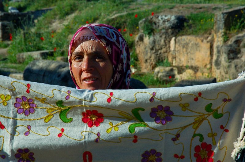 希拉波里斯Hierapolis<br>古城內賣絲巾的婦人，看見遊客便大老遠的趕來兜售商品。<br/>