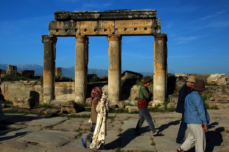 希拉波里斯Hierapolis<br>兜售絲巾的婦人追著遊客跑，形成有趣的畫面。<br/>