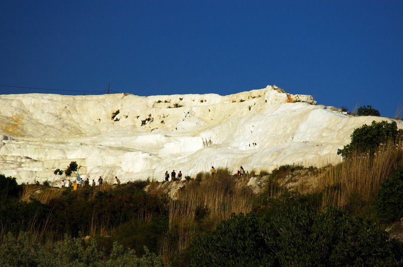 帕穆嘉麗Pamukkale<br>傍晚來到有「棉堡」之稱的帕穆嘉麗，因泉水中富含石灰質而層層疊起的特殊景觀，雪白的世界在夕陽照射下好像棉花一樣。<br/>
