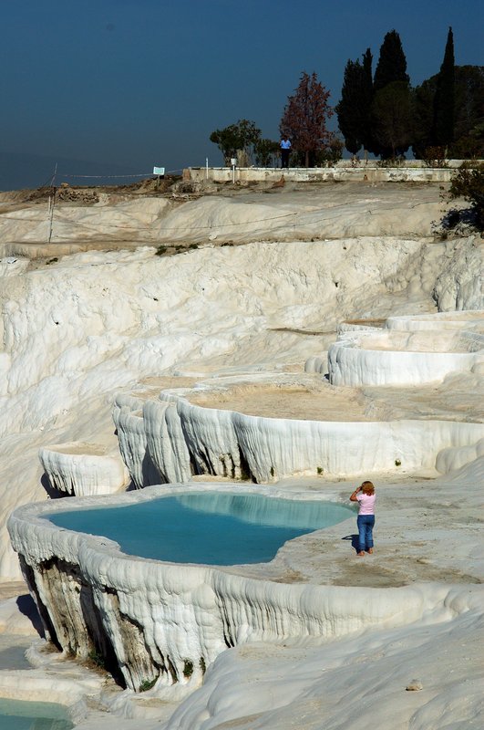 帕穆嘉麗Pamukkale<br>一位突破警戒線的遊客，也難怪棉堡會變成灰堡。<br/>