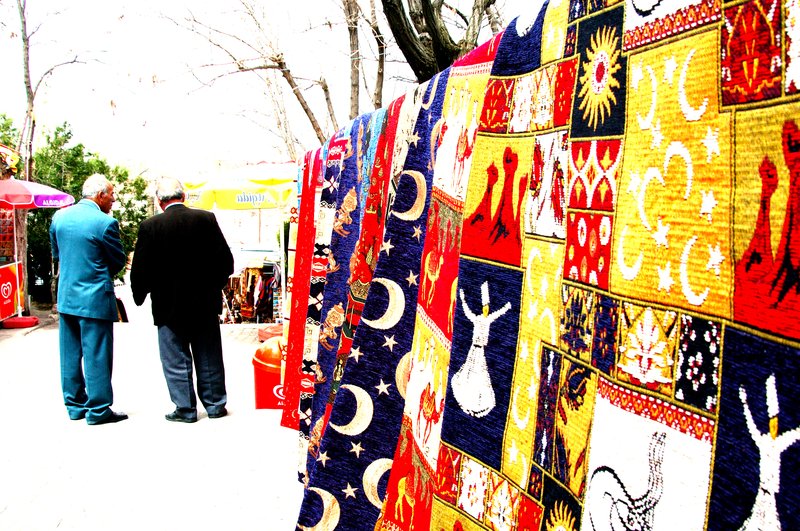 卡帕多奇亞 Cappadocia<br>地下古城前方商店，販售土耳其地毯，上面圖樣就是著名的旋轉舞。<br/>