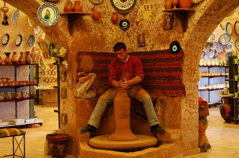 卡帕多奇亞 Cappadocia<br>陶藝工場的師傅，為我們表演手拉胚的過程， 漂亮的工藝品都是很貴的。<br/>