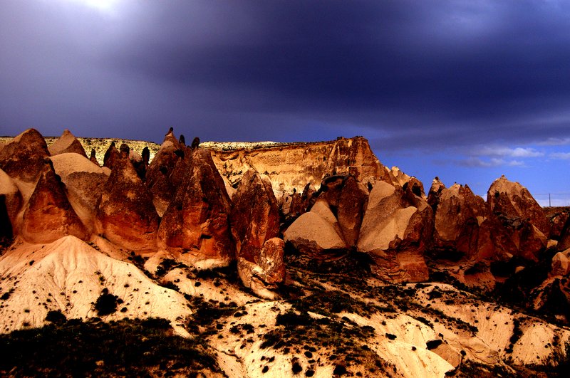 卡帕多奇亞 Cappadocia<br>傍晚時分，東邊的雲十分厚重詭異，好像隨時會下場大雨。<br/>