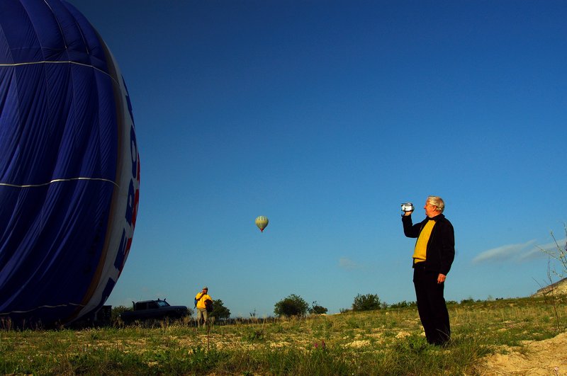 卡帕多奇亞 Cappadocia<br>穿著黃色上衣的熱氣球駕駛，跟飛機機師一樣，著地後就背著包包走人，剩下的就交給地勤人去處理，真帥！<br/>