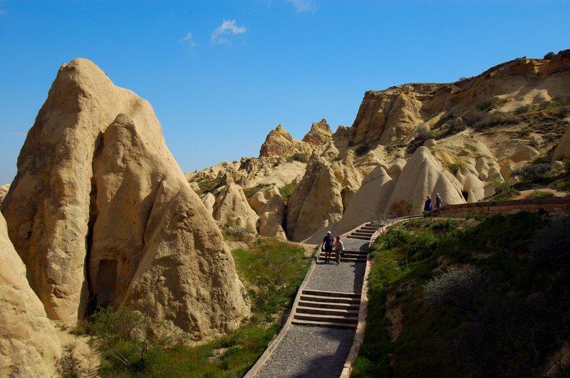 卡帕多奇亞 Cappadocia<br>葛勒梅露天博物館,到處都是奇岩怪石， 博物館面積偌大，約有三十座岩洞教堂，全是西元九世紀基督徒為避阿拉伯人的入侵而鑿岩興建的。<br/>