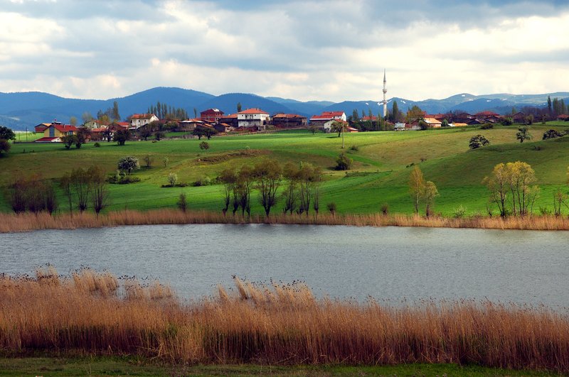 安卡拉往番紅花城的路上<br>下午從安卡拉要坐三個小時去番紅花城，在導遊解說聲助威下大家昏昏入睡．突然間聽到：休息站到，停車十分鐘．我睜開迷濛的眼睛，看見遊覽車慢慢滑入加油站，也看到加油站後方美麗的風景。<br/>