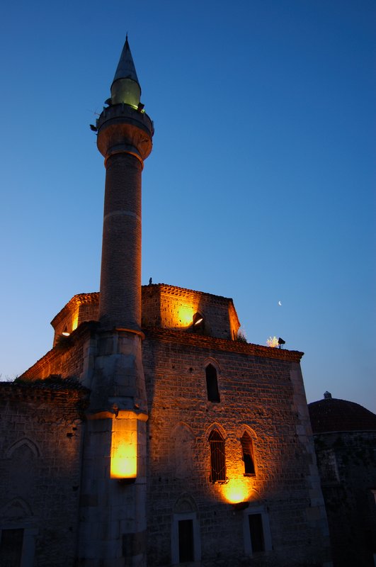 番紅花城SAFRANBOLU<br>清晨一勾彎月，照在歷史的遺跡上，也照亮了努力拍照的我。<br/>