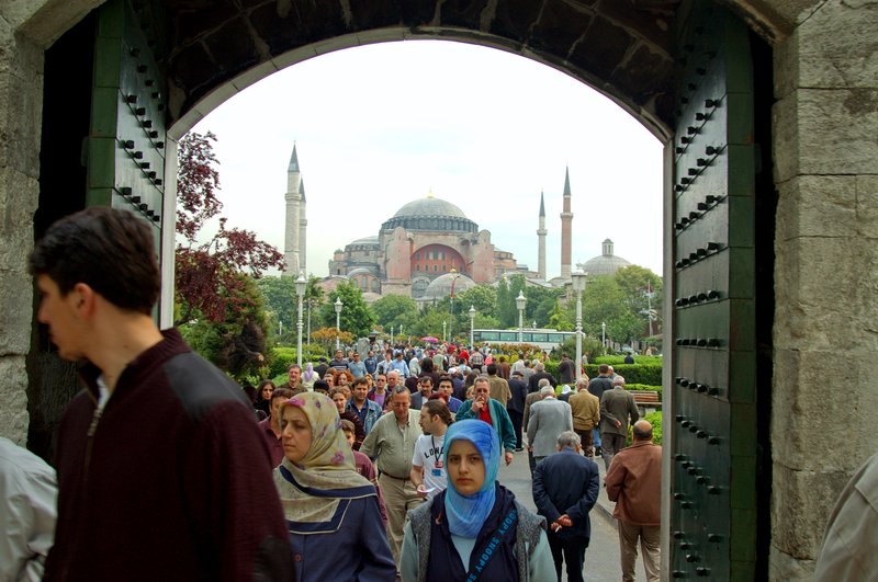 伊斯坦堡－聖索菲亞博物館<br>由清真寺遠望聖索菲亞博物館。<br/>