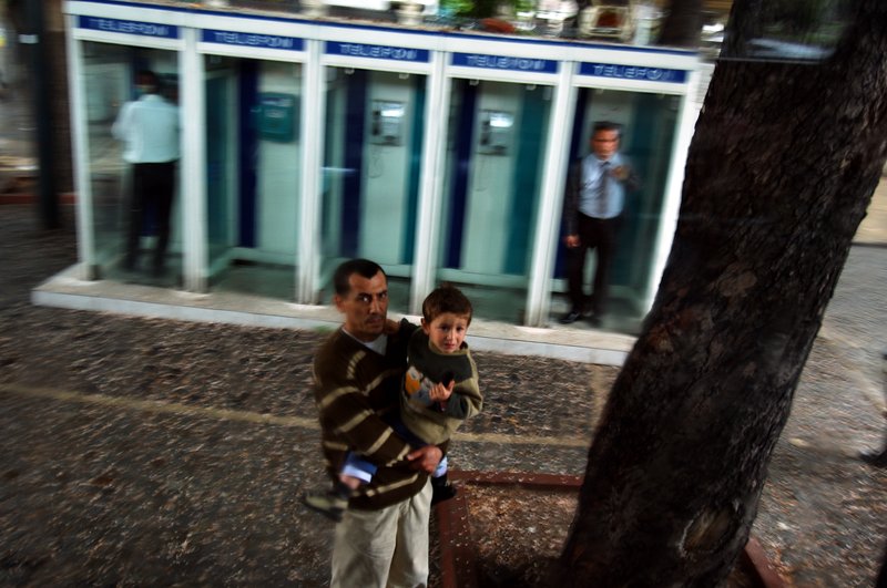伊斯坦堡<br>天空下著小雨，我們坐車要離開聖索菲亞博物館．車窗外我瞥見一位抱著小孩的父親，目送我們遊覽車離去，急忙間我搶拍下這個鏡頭．<br/>