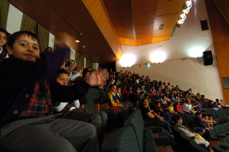 伊斯坦堡－軍事博物館<br>博物館內軍樂隊表演，小朋友正努力鼓掌。<br/>