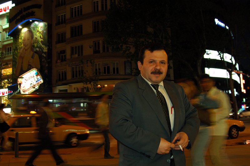 伊斯坦堡<br>我坐在麥當勞前面，吃著冰淇淋把玩相機， 坐在隔壁的這位仁兄要求幫他照相，照完後他很神氣拿出相機手機，還幫我照張相。<br/>