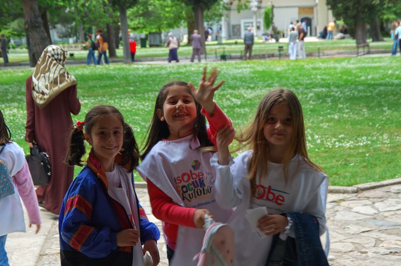 伊斯坦堡<br>托普卡匹皇宮TOPKAPI PALACE是15世紀到19世紀鄂圖曼帝國蘇丹王的皇宮。到處都是瞻仰遺跡的人潮 ，還有熱情的小朋友主動要求幫她照相。<br/>