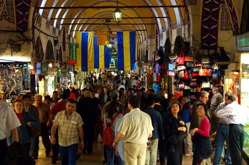 伊斯坦堡－有頂市場<br>擁有四千家商店的大市場，是血拼的最佳場所，人多的像在逛夜市。<br/>