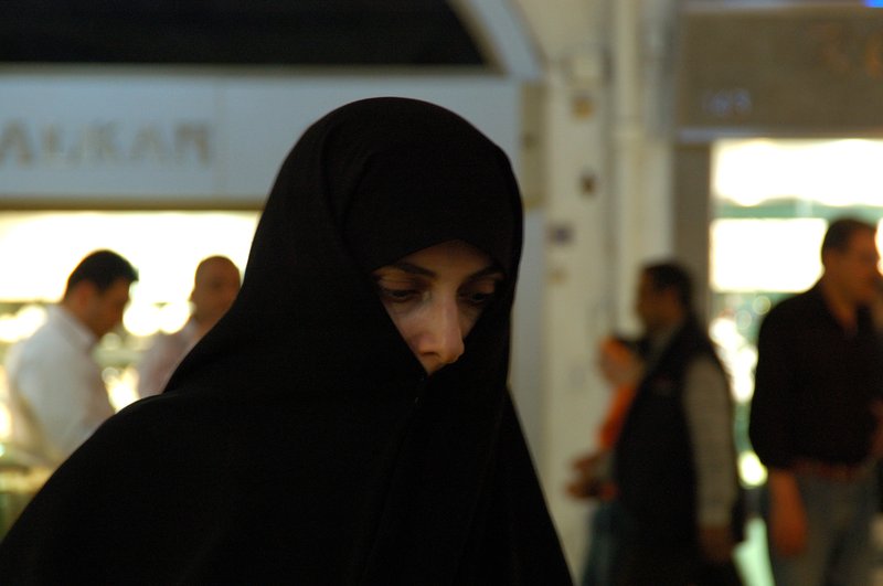 伊斯坦堡－有頂市場<br>雖然土耳其是個開放的回教國家，但對著包頭巾的女性拍照，還是有點怕怕，可能是以前被罵怕了。<br/>