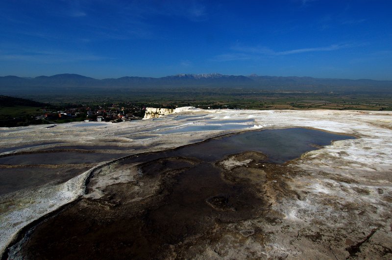 帕穆嘉麗Pamukkale<br>十幾年前棉堡泉水充足，溫泉水匯聚成一個一個的天然池，從高處往下看閃爍著寶綠色的波光，景色非常奇特。 可惜來晚了，現在泉水被上遊的旅館攔截，破壞自然生態，棉堡變成灰堡。<br/>