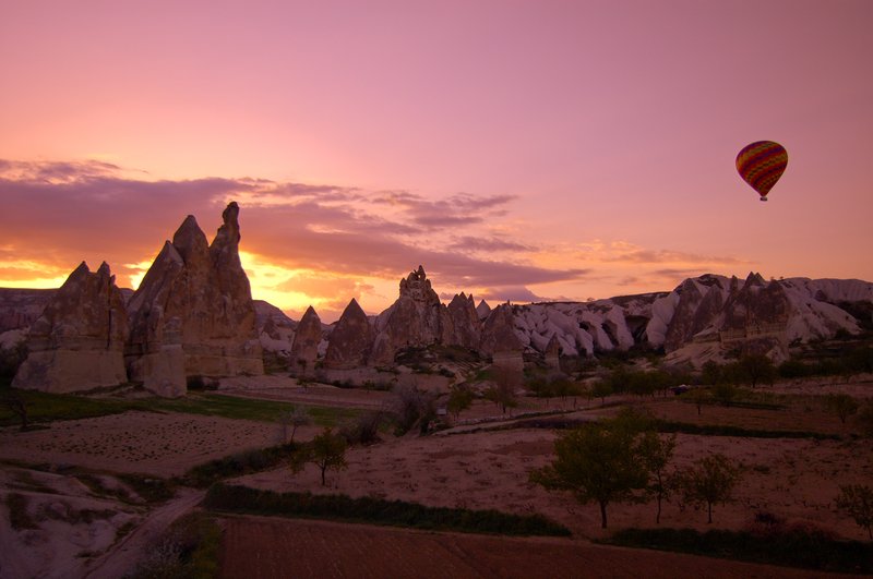 卡帕多奇亞 Cappadocia<br>沉浸於金黃色的光線中，卡帕多奇亞多變的火山岩地貌盡收眼底。<br/>