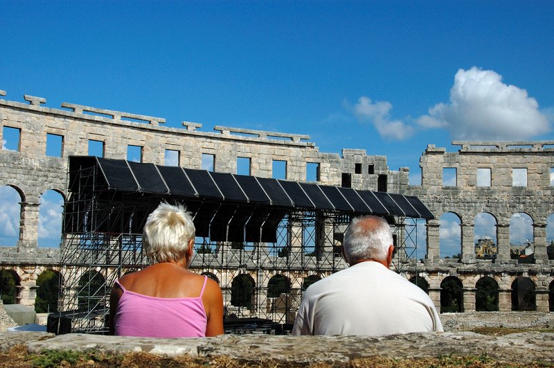 Pula普拉<br>這對老阿公阿嬤正在回憶電影"神鬼戰士"的情節。<br/>