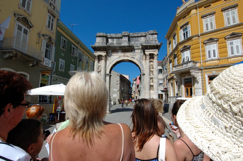 Pula普拉<br>croatia約有五百萬人口，可是每年的觀光人數卻超過六百萬，夏天裡到處都是觀光客。<br/>