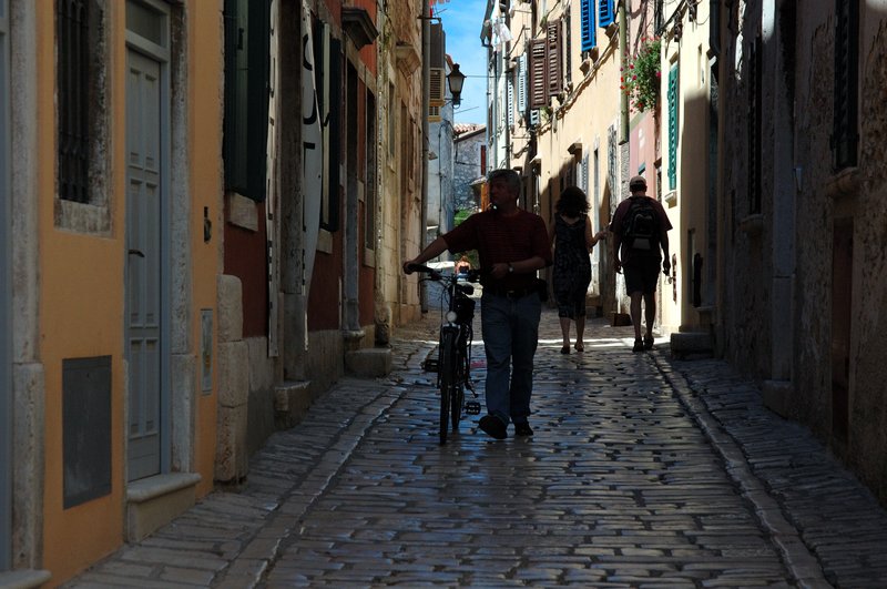 Rovinj羅維尼<br>午後的陽光斜射入小巷內，在喧鬧的觀光小鎮，也有寧靜而有氣氛的一偶。<br/>