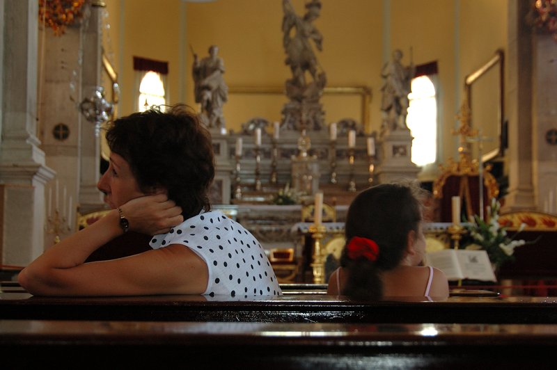 Rovinj羅維尼<br>Cathedral Saint Euphemia，教堂裡一對意見相左的母女，負氣的各坐一邊禱告著。<br/>