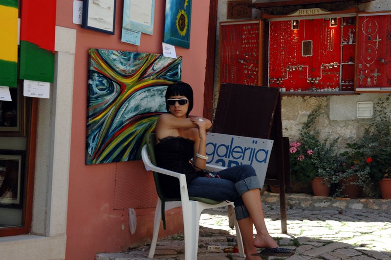 Rovinj羅維尼<br>穿著清涼的小姐跟她賣的畫一樣炫。<br/>