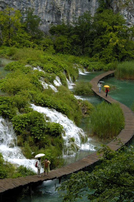 Plitvice lakes national park<br>毛毛雨中許多遊客依然撐著傘，逛著步道遊興不減。<br/>