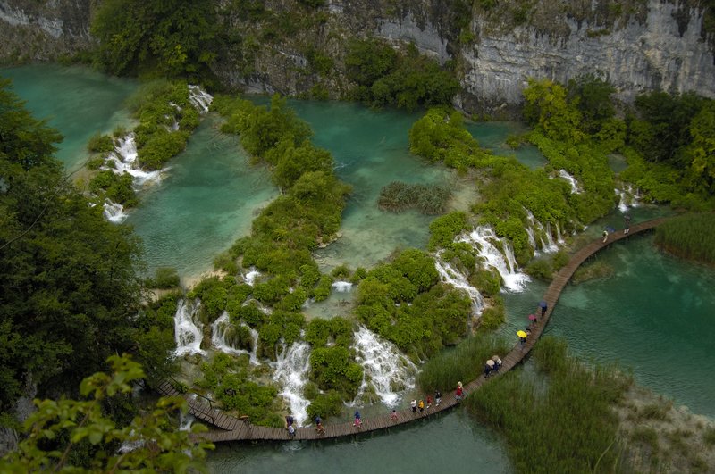 聯合國於1979年將十六湖國家公園列為世界文化遺產，由十數個天然湖泊構成，有湖岸邊的步道，也有登高景點供眺望的觀警台，是個非常適合登山健行或悠閒漫步的公園。<br/>