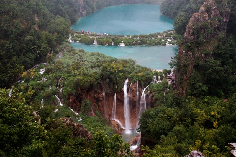 Plitvice lakes national park<br>曾經一場美麗的錯誤認識了十六湖國家公園，慕名來到這世外桃源，毛毛細雨中的她依然魅力不減！<br/>
