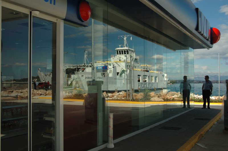 Preko<br>加油站前的玻璃帷幕，反映出藍藍的天、白白的雲與我們從Zadar渡海到Preko小島搭乘的遊輪。<br/>