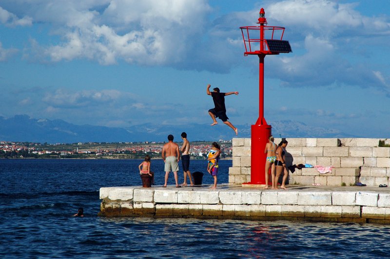 Preko<br>我在燈塔對岸的小餐廳喝著啤酒休息，一群小朋友輪流表演跳水。<br/>