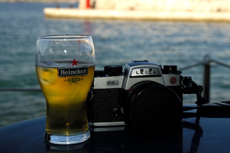 我的Leica與我的啤酒。兩者都是我很少碰的東西，自從有了數位單眼後，Leica就有點失寵了。至於啤酒就只有旅行時才會喝吧！<br/>